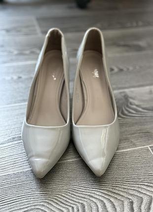 Жіночі лакові туфлі
