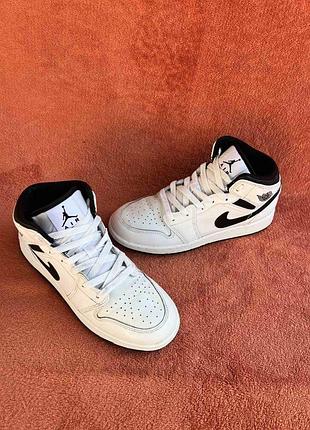 Кроссовки хайтопы фирмы jordan 38,5 размера по стельке 25 см.