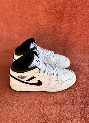 Кроссовки хайтопы фирмы jordan 38,5 размера по стельке 25 см.