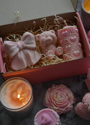 Милый подарочный набор - бокс свечей ручной работы из соевого воска: мишка, колонна с сердцами и бантик, декор для уюта, в день валентина