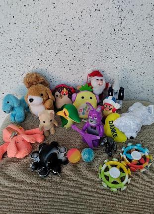 Фигурки человек паук, машина трансформер, мячики, голубая собака, марио,
мишка, белка брелок, крокодил, осьминог спиннеры, мишка с сердцем