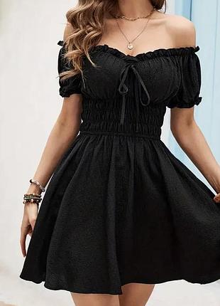 Чорна елегантна сукня з відкритими плечима