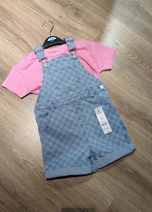 Летний комплект для девочки на 3-4 года футболочки и джинсовый комбинезон