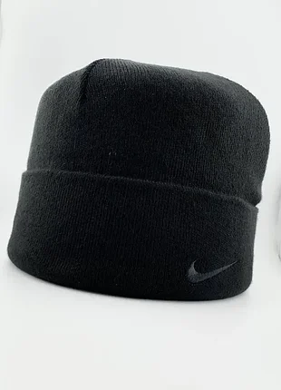 Шапка с отворотом черная. no brand