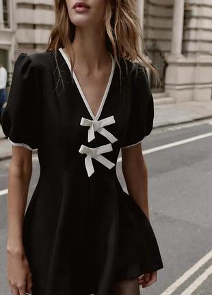 Короткое платье с контрастными бантами