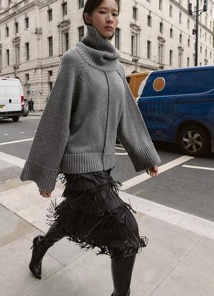 Трикотажный свитер оверсайз с высоким воротником