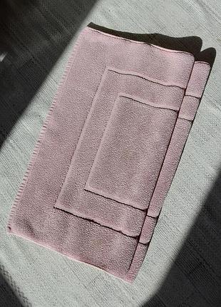 Розовый ковер tukan