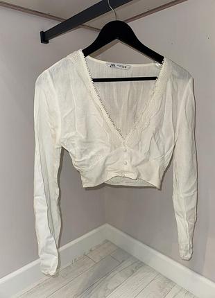 Біла блуза zara з мереживом  стильна укорочена блуза від zara, зроблена з легкої, приємної до тіла тканини.