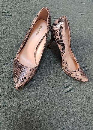 Стильные туфли лодочки змеиный принт