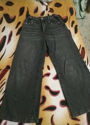 Широкі джинси на дівчинку