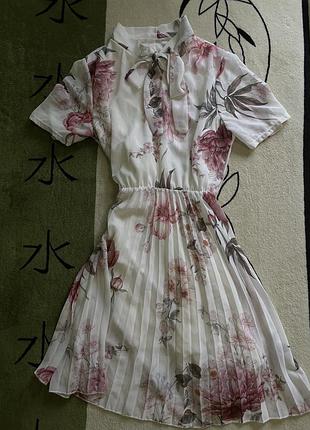 Жіноча легка сукня молочна з квітковим принтом, бантик на шиї, xs-s