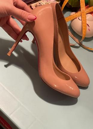 Christian louboutin (крістіан лубутен). це французький бренд люксового взуття, відомий червоною підошвою — фірмовою ознакою.