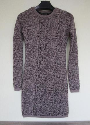 Трикотажное плотное бежевое платье геометрический принт