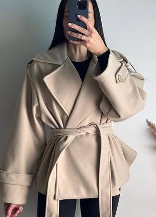 Пальто женское тренч оверсайз кашемировое укороченное двубортное с поясом повседневное бежевое