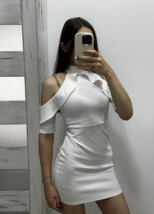 Біла міні сукня з відкритими плечима, нарядна сукня з рюшами