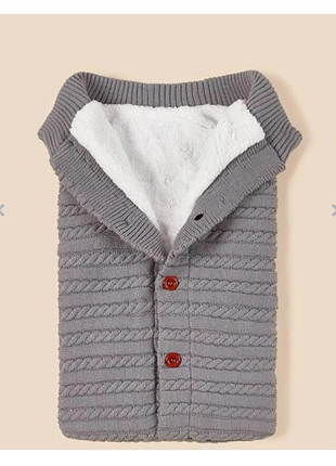 Вязаный конветр на пуговицах для новорожденных