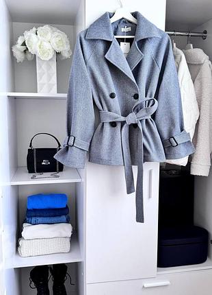 Женское пальто с рукавом реглан на плотной подкладке, с двубортной застежкой на стильные пуговицы.