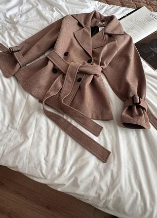 Женское пальто с рукавом реглан на плотной подкладке, с двубортной застежкой на стильные пуговицы.