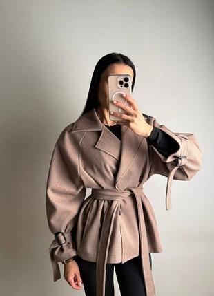 Женское пальто с рукавом реглан на плотной подкладке, с двубортной застежкой на стильные пуговицы.