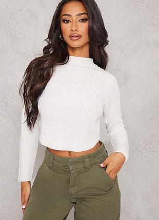 Белый свитер с высоким воротником