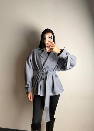 Женское пальто с рукавом реглан на плотной подкладке, с двубортной застежкой на стильные пуговицы.