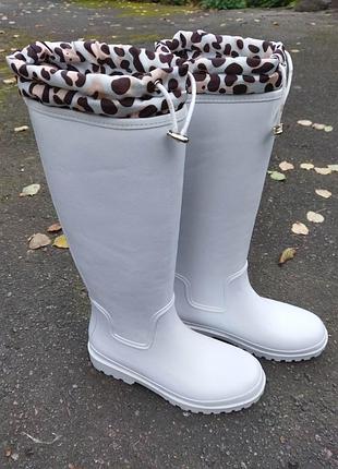 Шикарные белые резиновые сапоги guess reisa резинки