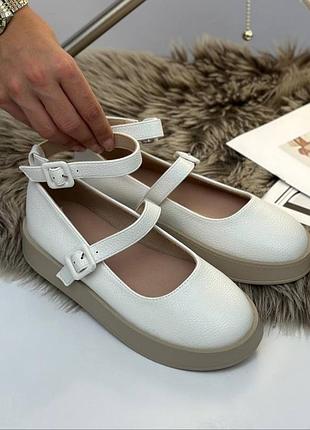Стильные белые туфли mary jane на платформе