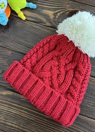 Вʼязана шапка з помпоном для дівчинки