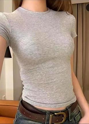 Новая серая футболка облегающая