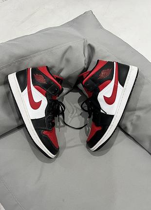 Nike air jordan mid white black red кросівки