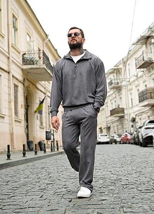 Чоловічий спортивний костюм сірий background