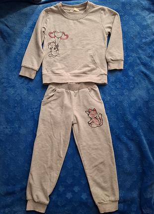 Костюмы на девочку в хорошем состоянии