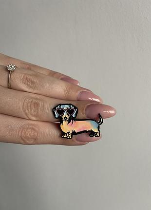 Пін значок металевий брошка собака “такса в рожевих окулярах”