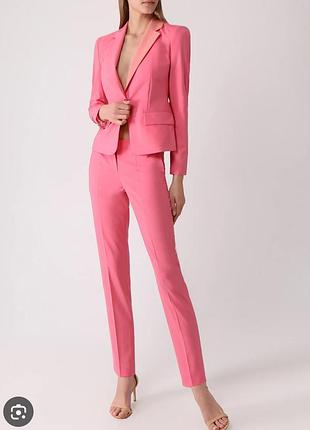 Рожевий брючний костюм