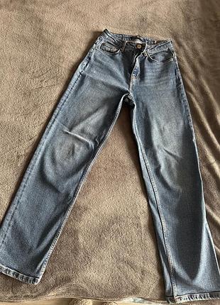 Класичні джинси прямого крою