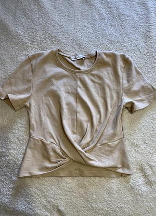 Кроп топ трикотажний еластичний з коротким рукавом на перекруті бежевий  zara