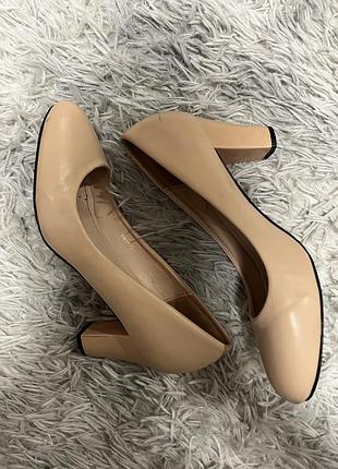 Туфлі на каблуку