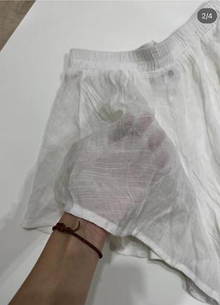 Білі шортики
