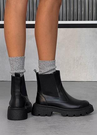 Чорні натуральні шкіряні демісезонні демі осіннні зимові черевики челсі з резинками на резинках на товстій підошві шкіра осінь зима