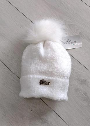 Белая шапка для девочки середина флис с бубоном