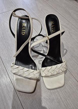 Босоножки белого цвета, новые