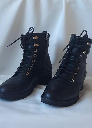 Ботинки (чебитки) черные на шнуровке и замок