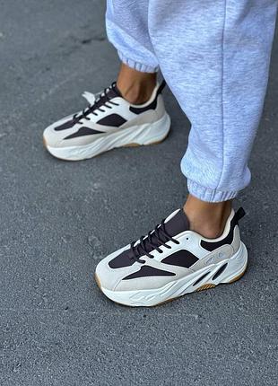 Жіночі кросівки