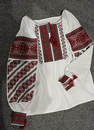 Вышиванка женская, машинная вышивка высокого качества выполнена из натуральной ткани, приятной к телу.