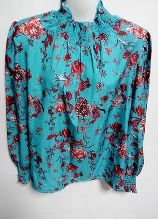 Блуза.
яркий голубой цвет,
цветочный принт