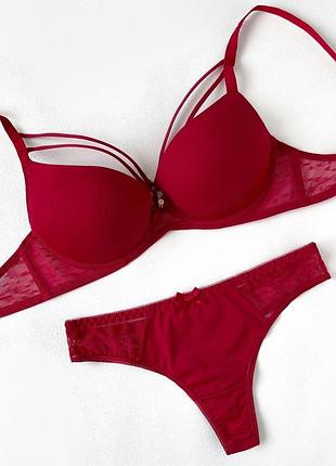 Набор женского белья с бюстгальтером и стрингами