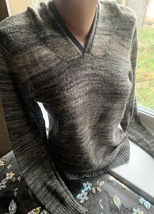 Дуже гарний светр з капюшоном