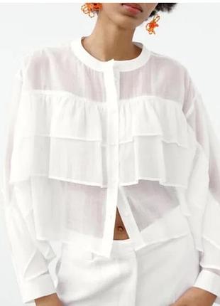 Ніжна, романтична блузка, сорочка zara з круглим вирізом, довгими рукавами, рюшами та застібкою на ґудзики спереду.