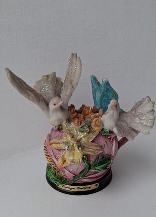 Красива статуетка у вигляді птахів на підставці.