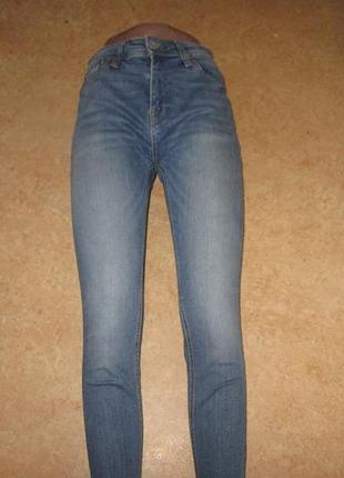 Синие стрейчевые джинсы.